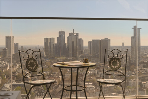 hochhauswohnung-onefortywest-frankfurt-balkon-sitzecke.jpg