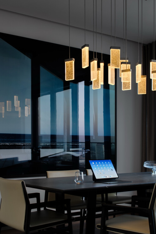 hochhauswohnung-frankfurt-esszimmer-designleuchten.jpg