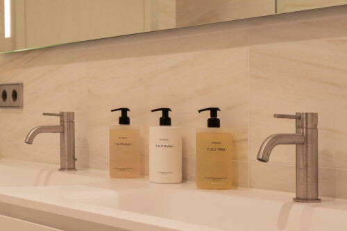 hochhauswohnung-frankfurt-badezimmer-waschtisch.jpg