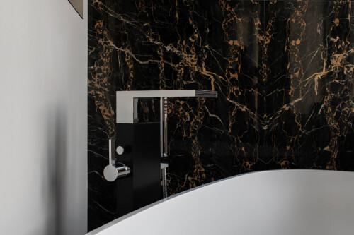 hochhauswohnung-frankfurt-badewanne-marmor.jpg