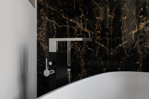 hochhauswohnung-frankfurt-badewanne-marmor.jpg