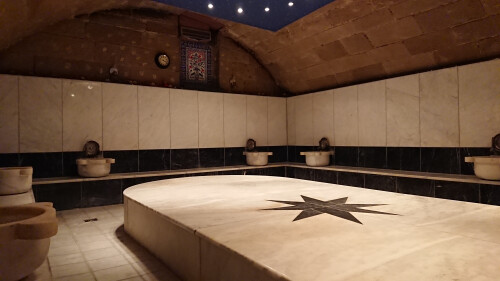 Zum schwitzen legt man sich auf den beheizten Marmor – Podest [Göbektasi], damit sich die Muskeln durch die tiefen Wärme lockern und die Haut Poren sich öffnen für die bevorstehende Peeling.