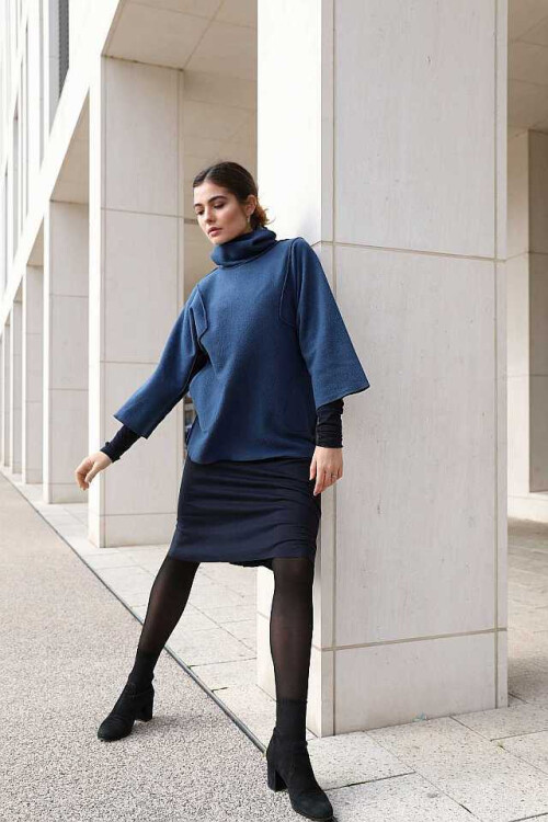 Pulli mit eckig eingesetzten Ärmelnn