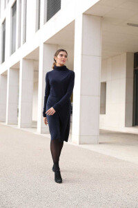 02-931 Kleid mit angestztem Rock und angeschnittenem Rollkragen