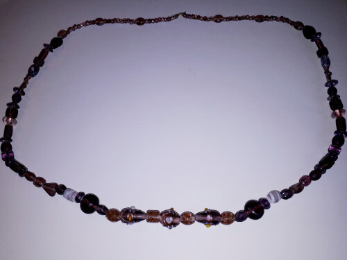 Artikel- Nr. 6HK , Preis 19,25 EUR . Perlenhalskette, violett, 3 grosse Perlen im vorderen Bereich mit Verzierungen . Glasperlen aufgereiht auf Nylonseil , ohne Verschluss . Enden sind geknotet , muss auch so bleiben , sonst Prost Mahlzeit ! Gesamtlänge c