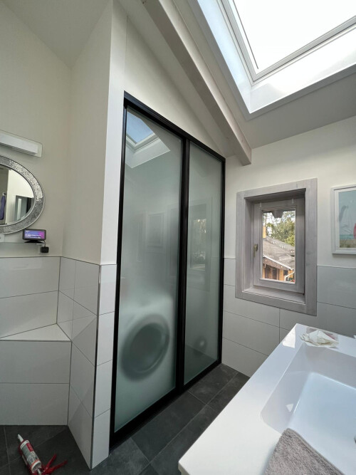 Nische verschlossen mit Gleittüren