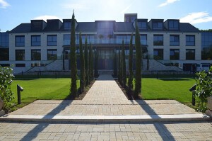 Zypressenallee in modernem Barockgarten