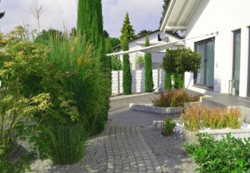 Markante bauliche Strukturen mit filigraner Pflanzung