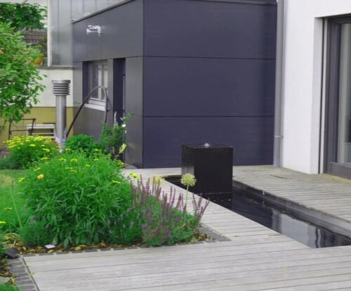 Wasser als ruhiges Gestaltungselement in Holzterrasse