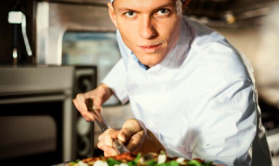 Pizzajolo bei der Arbeit mit unseren Prismafood Pizzaöfen