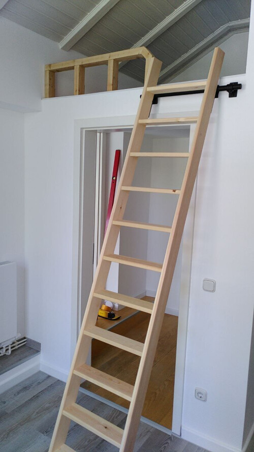 Leiter & Geländer mit Parkplatz