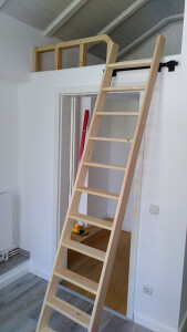 Leiter & Geländer mit Parkplatz