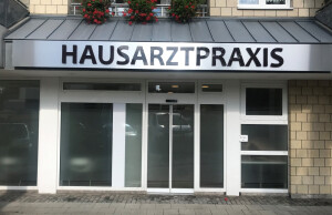hausarztpraxis_3D_Logoschild_glasdekorfolierung.jpg