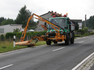Unimog mit Mähausleger