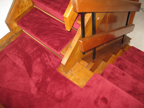 Treppenstufen und Podest mit Teppich