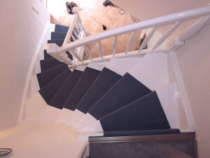 Treppe mit Sisal belegt