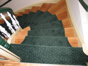gewendelte Treppe mit Teppich belegt