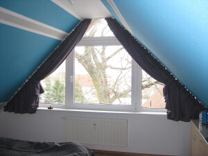 Verdunklungsvorhänge an Schrägen