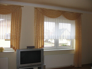 Bogendekoration und Seitenschärpen