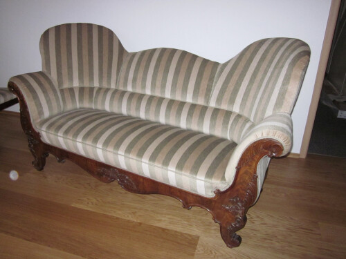 Stilsofa aufgearbeitet und mit Mohair bezogen