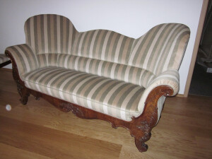 Stilsofa aufgearbeitet und mit Mohair bezogen