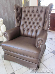 Ledersessel mit Heftung und Ziernägeln