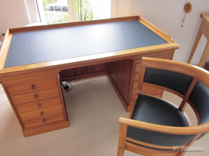 Tischplatte und Stuhl mit Leder bezogen