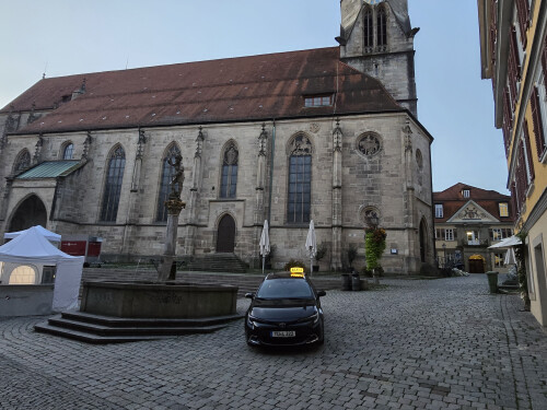 Renna Taxi Tübingen vor der Stiftskirche – Ihr Taxi-Service im Herzen der Stadt