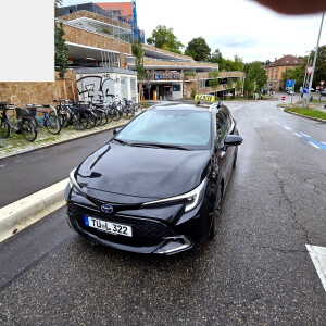 „Schnelle Abholung am Parkhaus König in Tübingen – mit Renna Taxi
