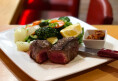 Wir servieren auf Wunsch auch gerne LowCarb, z.saftiges BlackAngus-Steak mit Pfannengemüse & Pesto