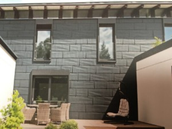 Fassadenpaneel in Grau ermöglicht durch die Längs- und Querkantung ein besonderes Oberflächendesign