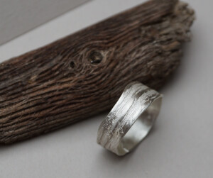 Ring aus Silber mit Baumrindenstruktur. Der Baum als starkes Symbol für Trauringe, Partnerringe und Freundschaftsringe