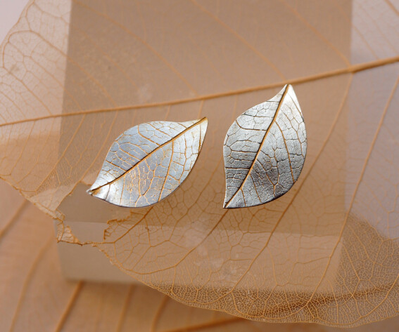 Feine Ohrringe aus Silber mit natürlicher Blattstruktur feinvergoldet