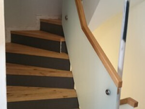 Eichestufen mit Glasabsturzsicherung und Eichehandlauf