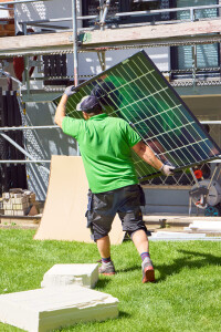Transport von Solarmodulen auf der Baustelle für ein Projekt in Ober-Ramstadt.