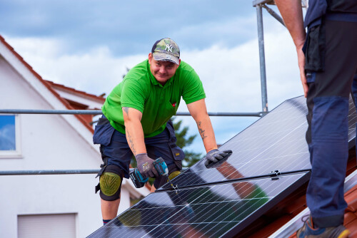 Handwerker sichert sich bei der Solar-Montage auf einem Dach in Pfungstadt.