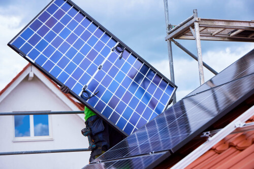 Fachgerechte Montage eines Solarmoduls auf einem Satteldach in Alsbach-Hähnlein.