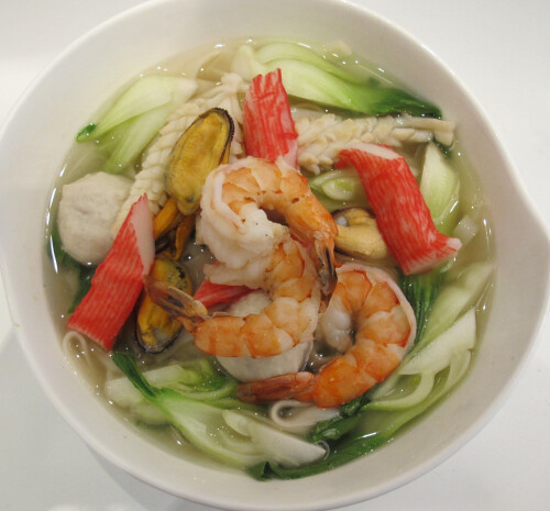 Nudeslsuppe mit Meeresfrüchten