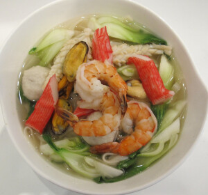 Nudeslsuppe mit Meeresfrüchten