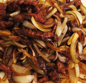Rindfleisch mit Zwiebeln