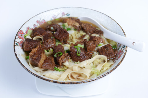 Geschmortes Rindfleisch mit Nudelsuppe