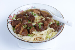 Geschmortes Rindfleisch mit Nudelsuppe