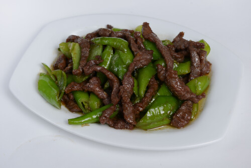 Gebratenes Rindfleisch mit grünem Paprika