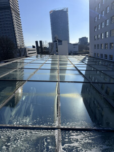 Glasdachreinigung mit schöner Aussicht.