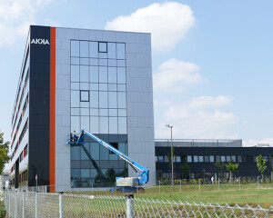 AKKA-Gebäude: Sonnenschutzfolie mit Verklebung am Bürogebäude und Umsetzung des Firmen-Logos als Leuchtreklame zur besseren Sichtbarkeit