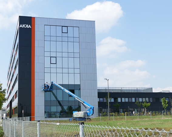 AKKA-Gebäude: Sonnenschutzfolie mit Verklebung am Bürogebäude und Umsetzung des Firmen-Logos als Leuchtreklame zur besseren Sichtbarkeit