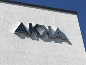 Akka: Leuchtreklame mit 3-D-Buchstaben