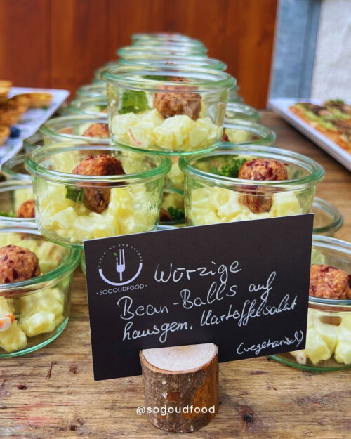 Würzige Beanballs auf hausgemachtem Kartoffelsalat