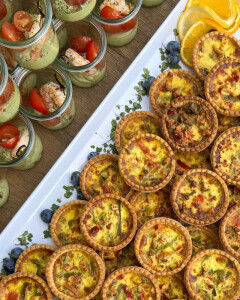 Garnelen-Spieße auf Avocadomousse und Cherrytomaten - Mini-Quiche mit Paprika & Feta