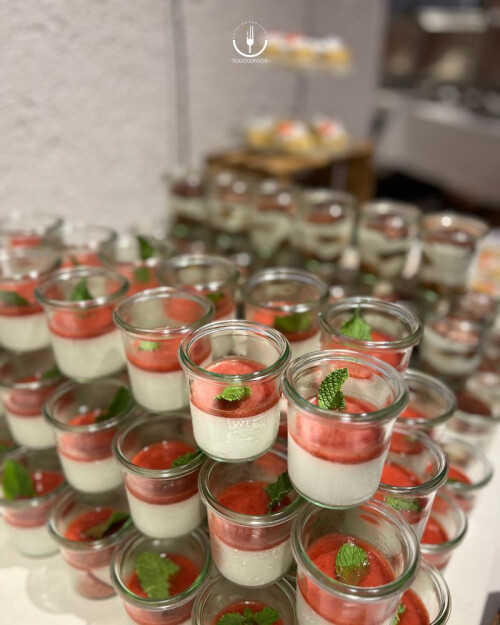 Kokos Pana Cotta mit Erdbeer-Minz-Ragout